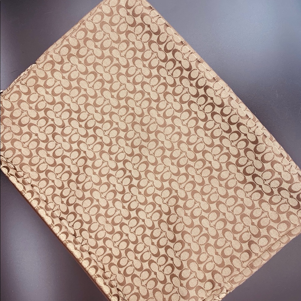 OVERSIZED COACH CLUTCH